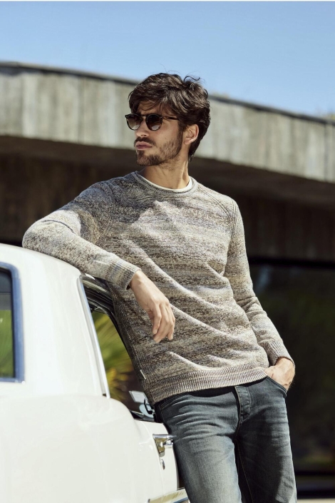 Cast Iron bruine heren trui | Sfeerbeeld, In situatie