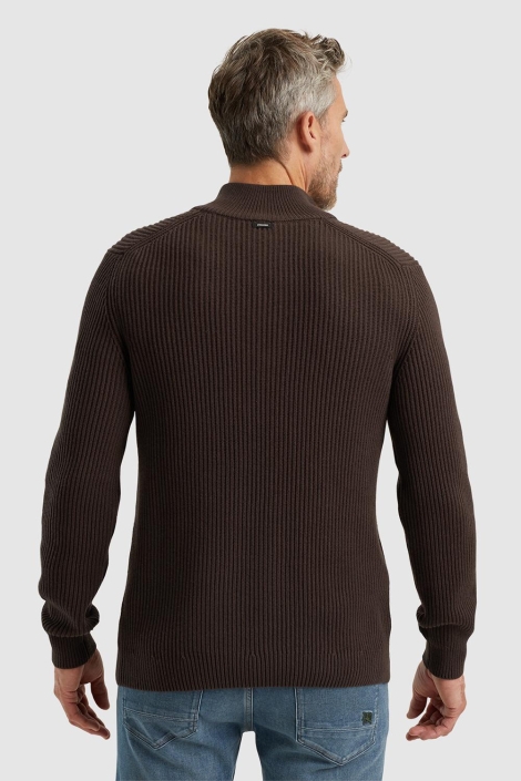 Vanguard bruine heren trui | Model achteraanzicht