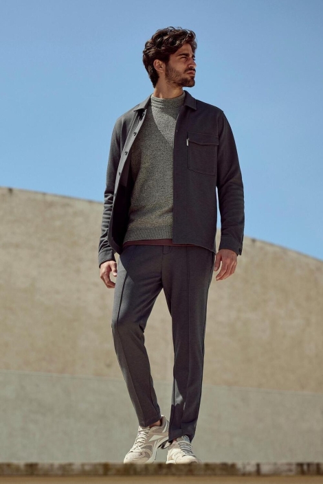 Cast Iron taupe heren trui | Sfeerbeeld, In situatie