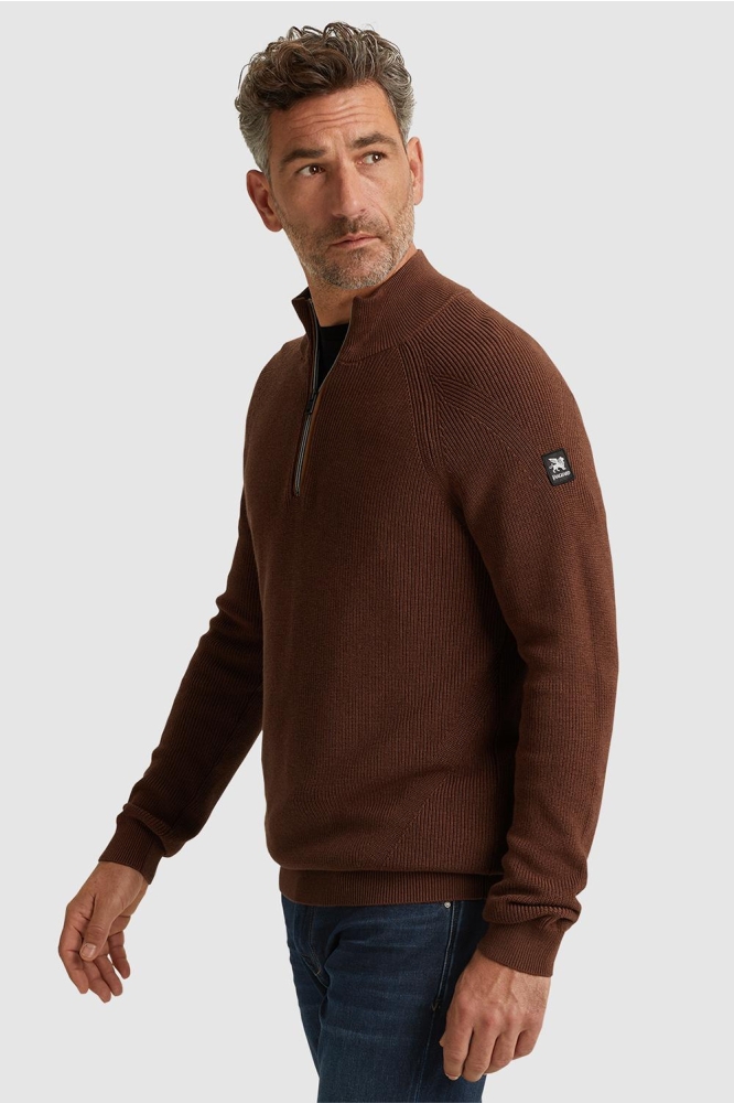 Vanguard bruine heren trui | Model zijaanzicht