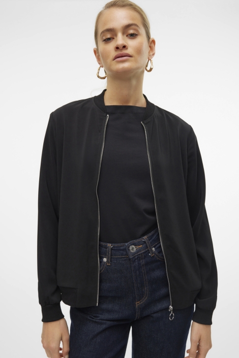 Vero Moda zwarte dames vest | Model vooraanzicht