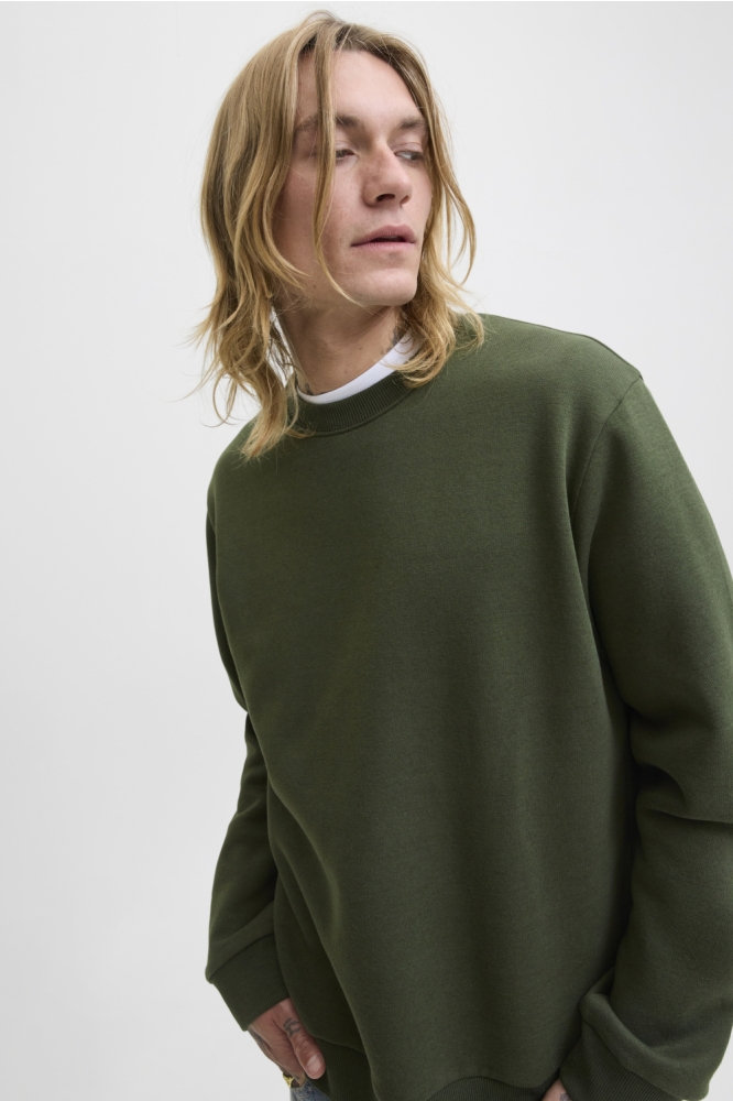 Jack & Jones groene heren sweater | Model zijaanzicht