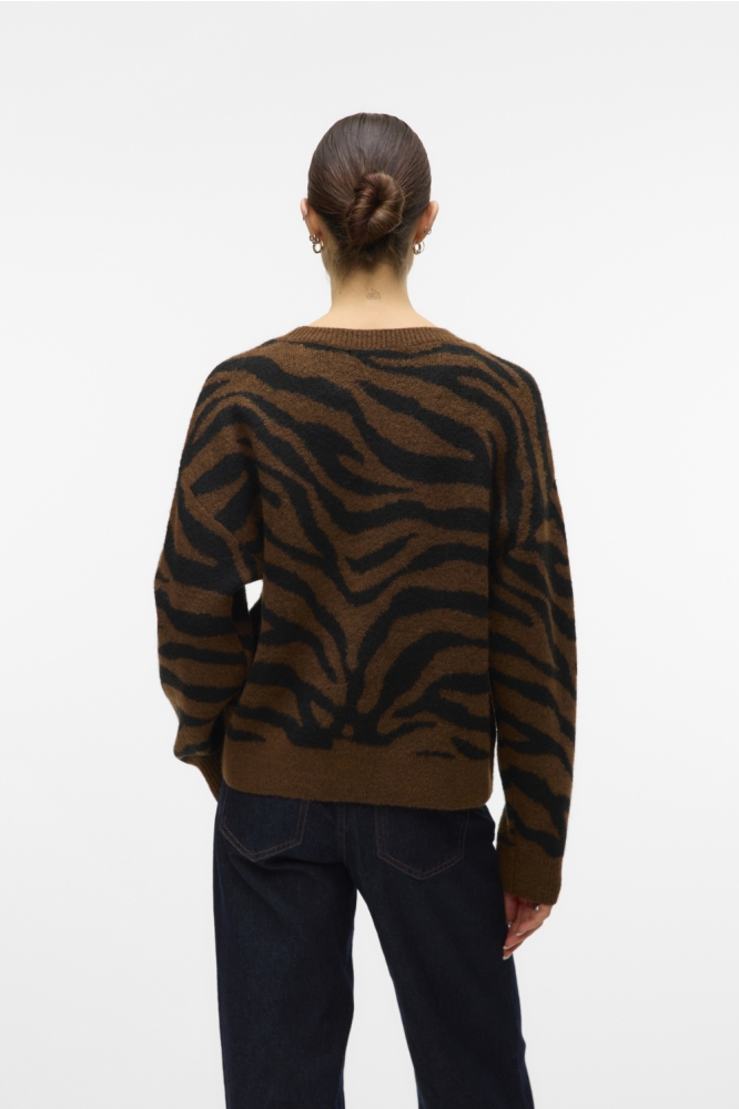 Vero Moda bruine dames trui | Model achteraanzicht
