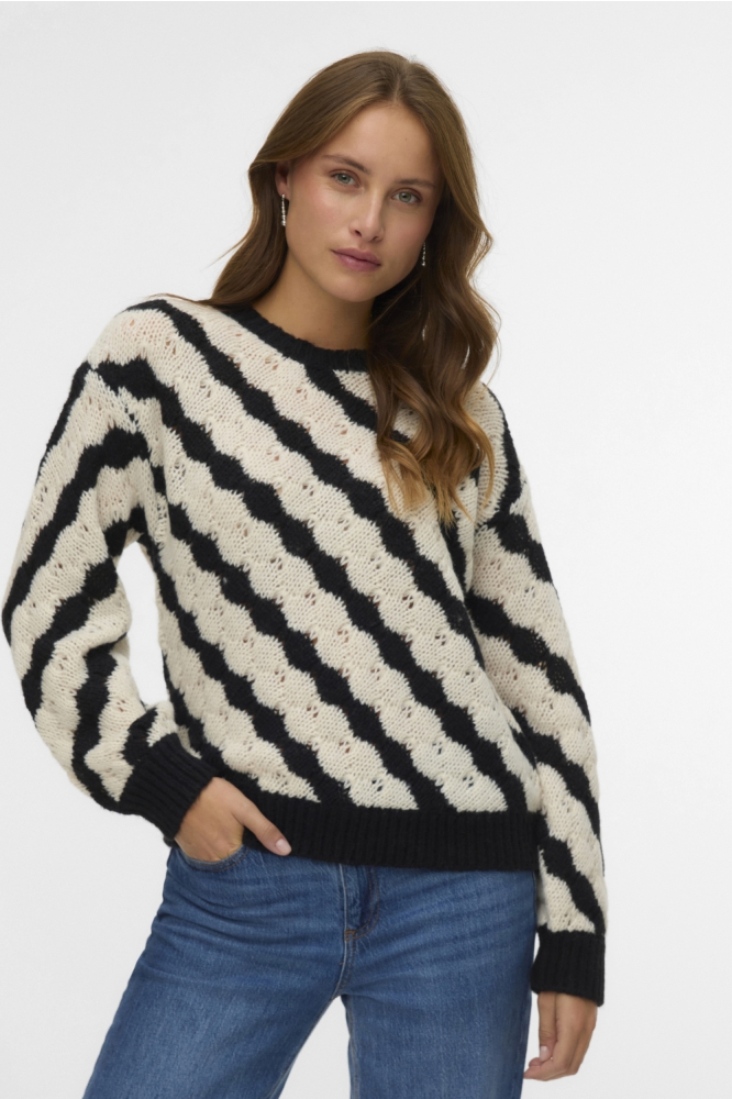 Vero Moda zwarte dames trui | Model vooraanzicht