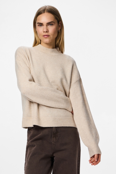 Pieces beige dames trui | Model vooraanzicht