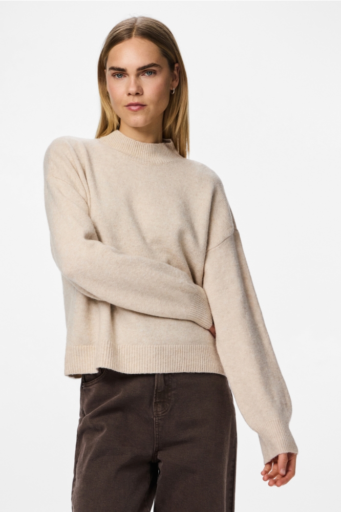 Pieces beige dames trui | Model vooraanzicht