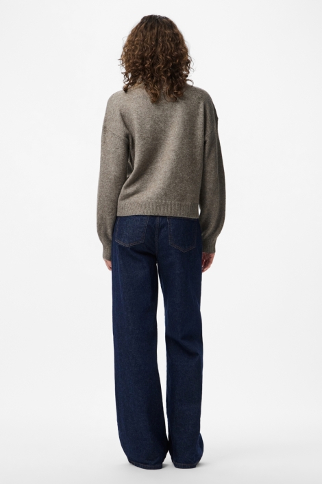 Pieces bruine dames trui | Model achteraanzicht