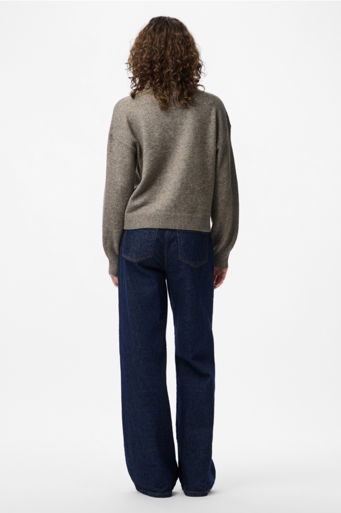 Pieces bruine dames trui | Model achteraanzicht