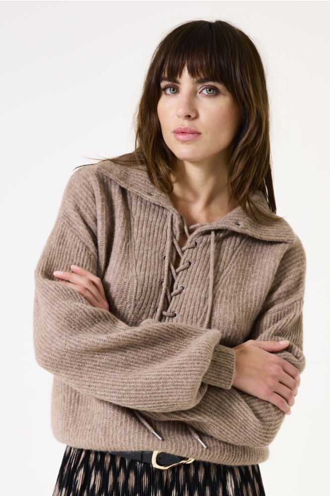 Garcia taupe dames trui | Model vooraanzicht