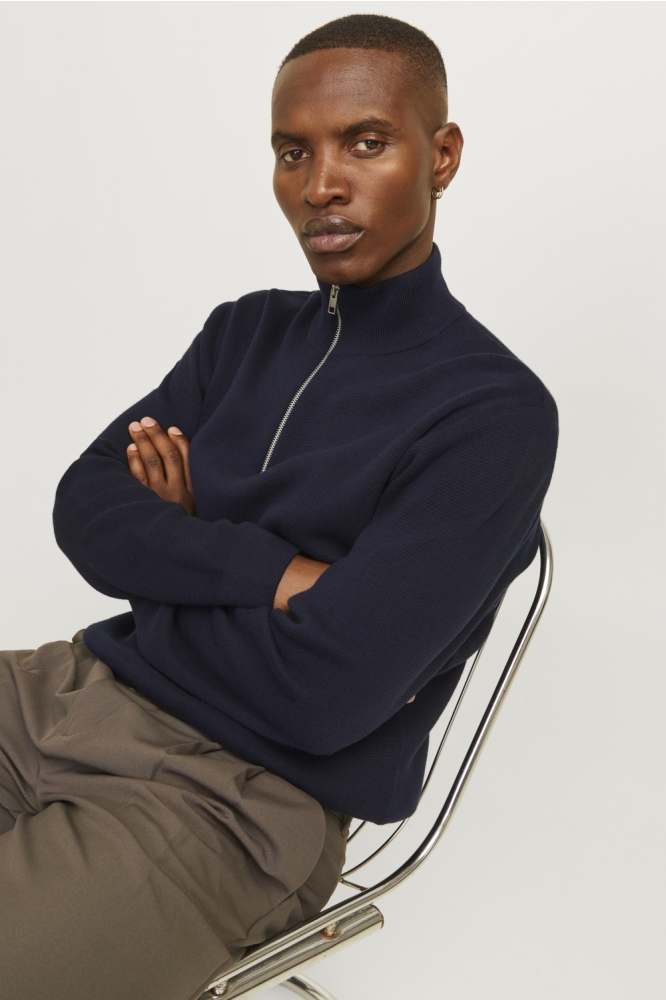 Jack & Jones blauwe heren trui | Model zijaanzicht