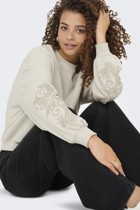 Only beige dames sweater | Sfeerbeeld, In situatie