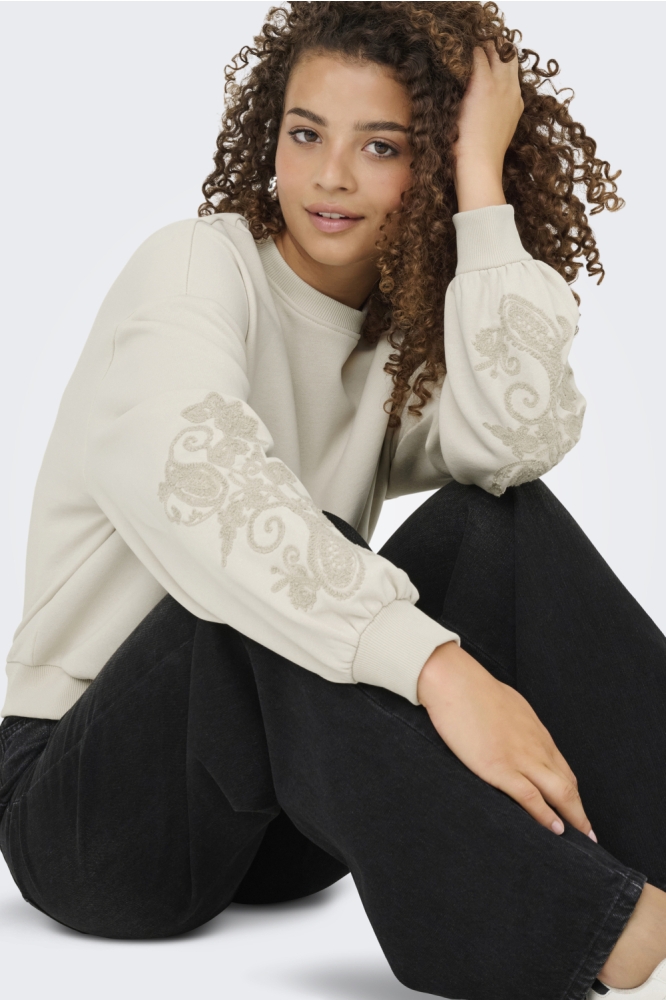 Only beige dames sweater | Sfeerbeeld, In situatie