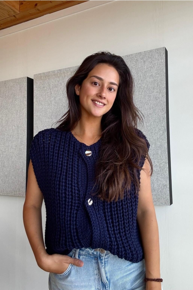 Only blauwe dames gilet | Model vooraanzicht