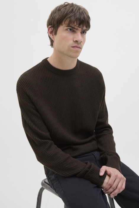 JJ Rebel bruine heren trui | Model vooraanzicht