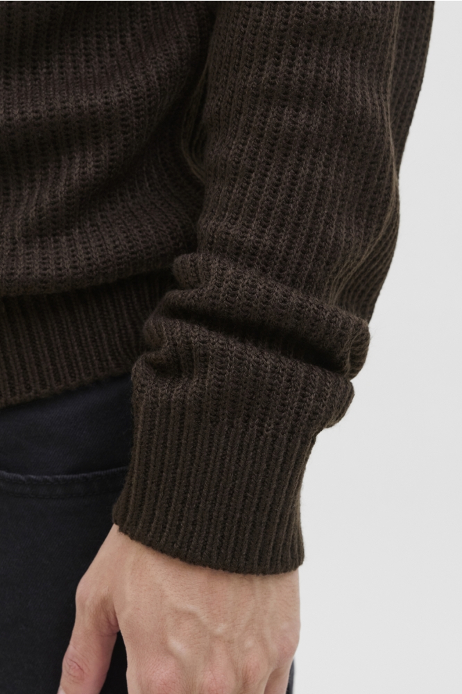 JJ Rebel bruine heren trui | Close up