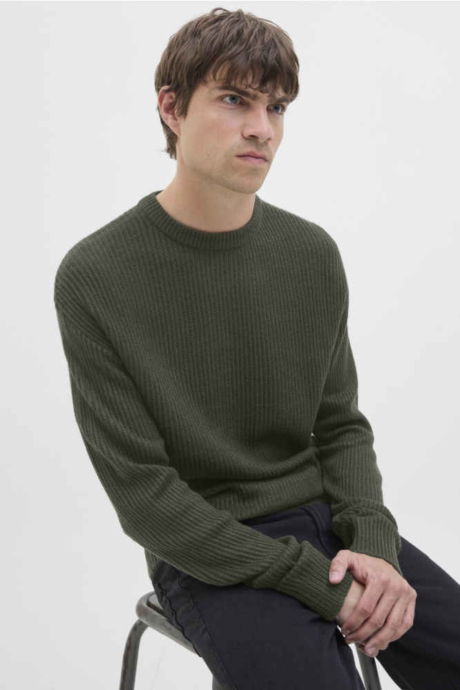 JJ Rebel groene heren trui | Model vooraanzicht