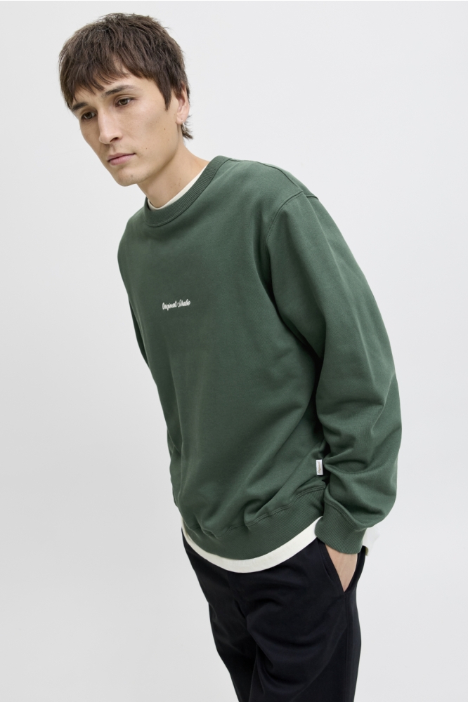 Jack & Jones groene heren sweater | Model zijaanzicht