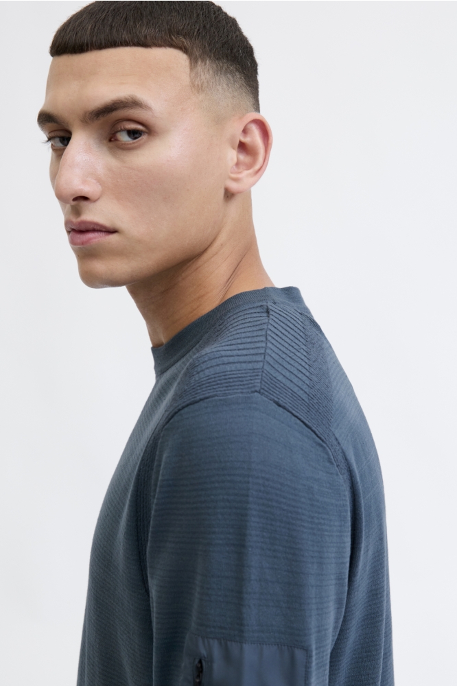 Jack & Jones blauwe heren trui | Model zijaanzicht