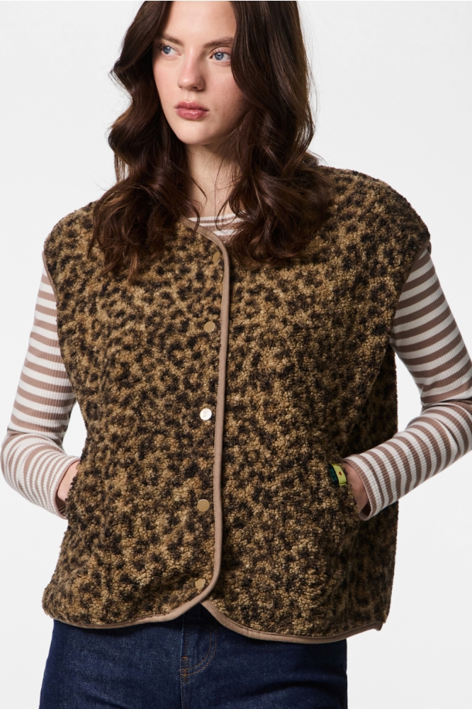 Pieces camel dames gilet | Model vooraanzicht