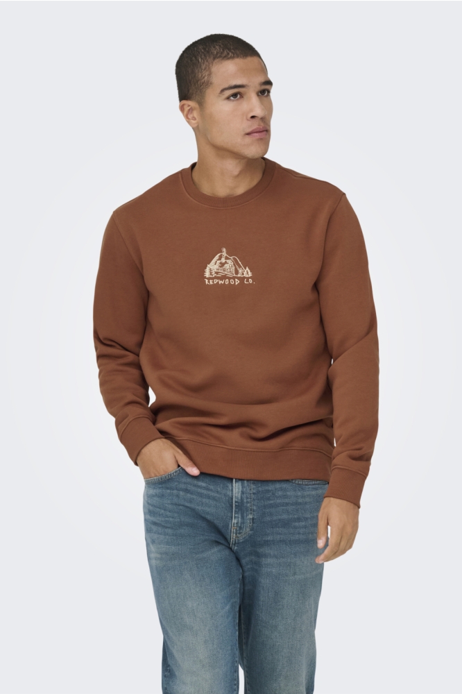 Only & Sons cognac heren sweater | Model vooraanzicht