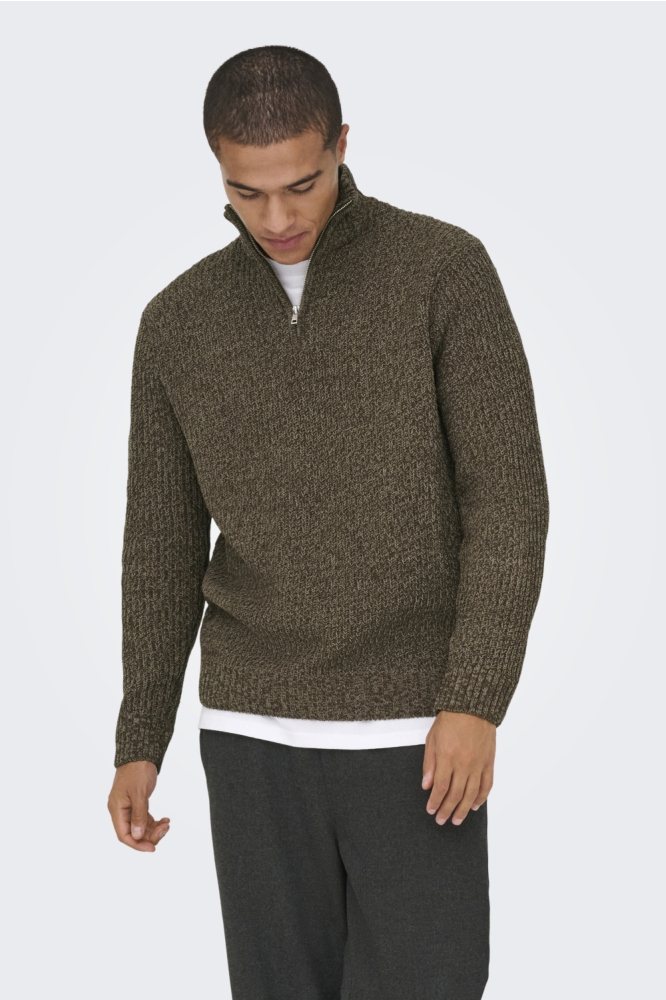 Only & Sons bruine heren trui | Model vooraanzicht