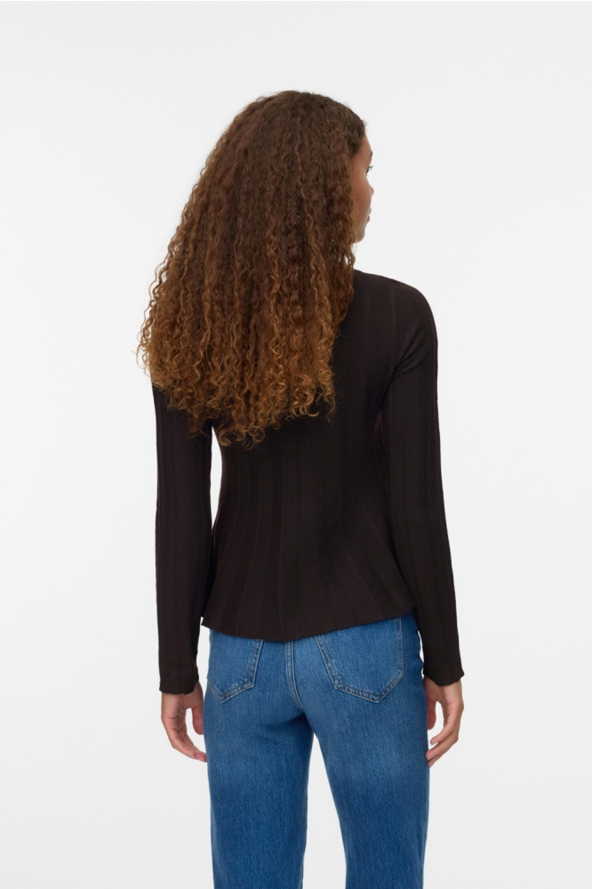 Vero Moda bruine dames trui | Model achteraanzicht