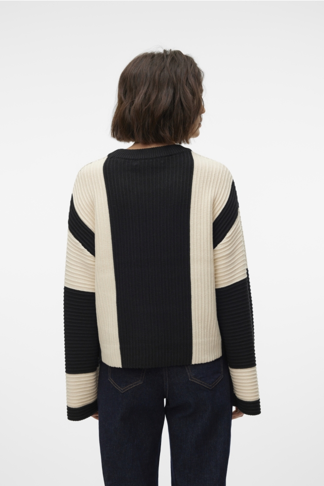 Vero Moda zwarte dames trui | Model achteraanzicht