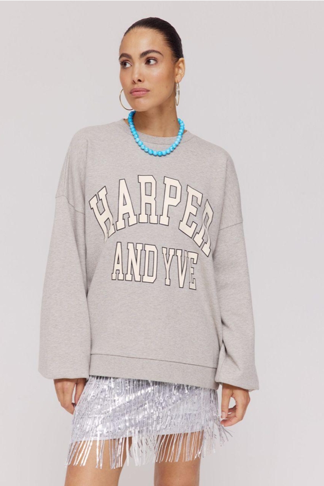 Harper & Yve grijze dames sweater | Model vooraanzicht