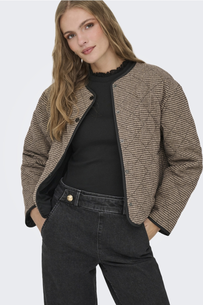 Jacqueline de Yong bruine dames jas | Model vooraanzicht