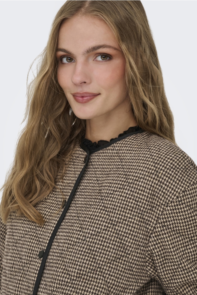 Jacqueline de Yong bruine dames jas | Close up