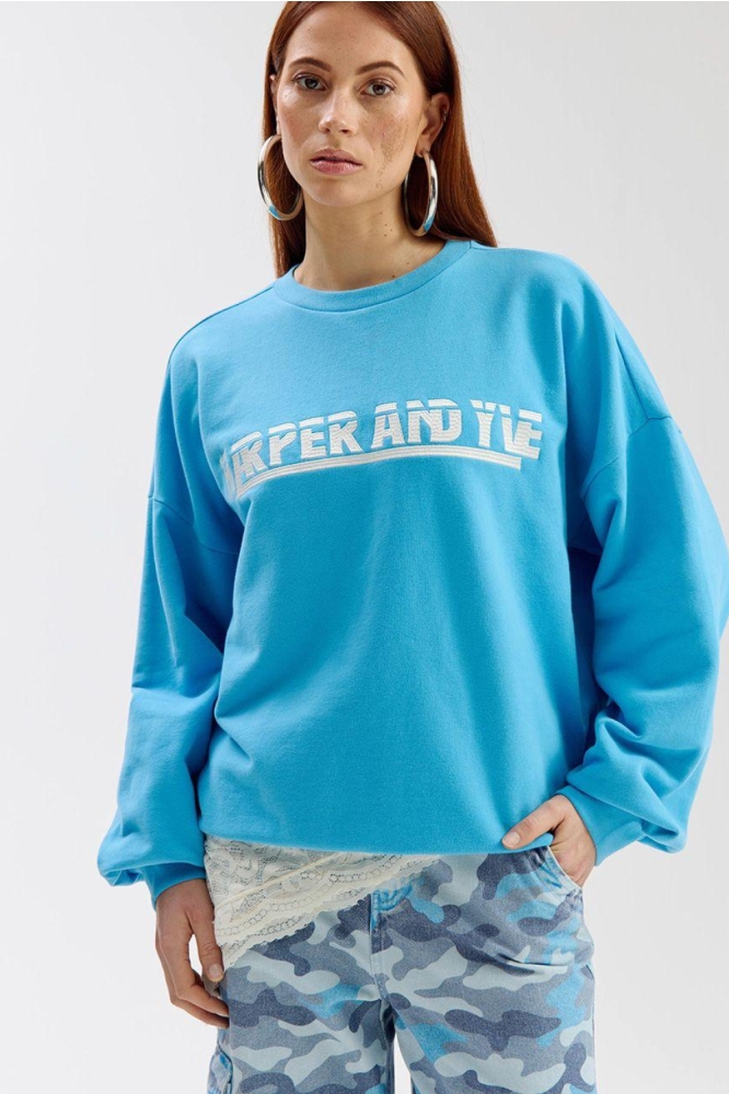 Harper & Yve blauwe dames sweater | Model vooraanzicht