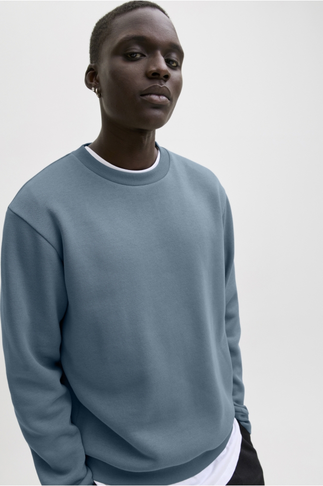 Jack & Jones blauwe heren sweater | Model vooraanzicht