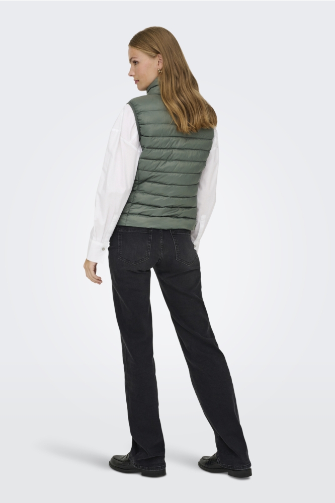 Only groene dames jas | Model achteraanzicht