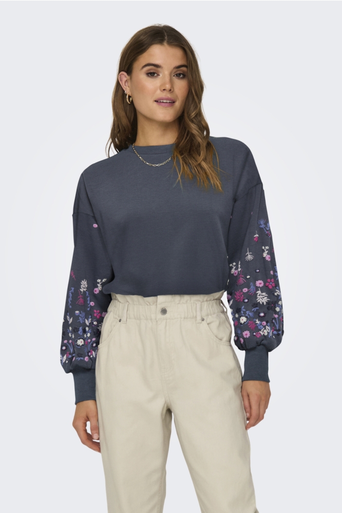 Only blauwe dames sweater | Model vooraanzicht