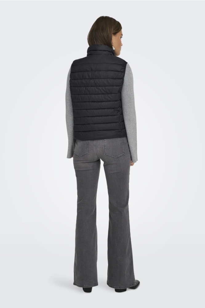 Only zwarte dames jas | Model achteraanzicht