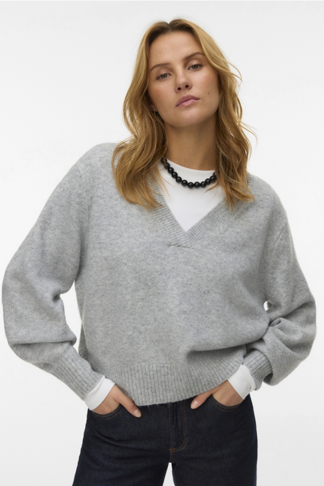 Vero Moda grijze dames trui | Model vooraanzicht