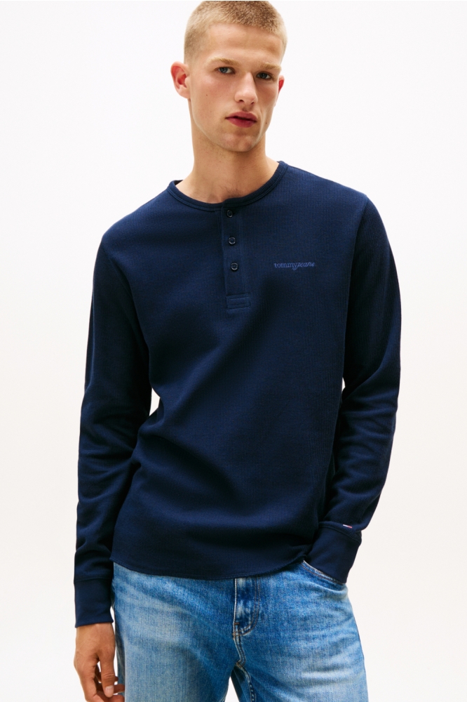 Tommy Jeans blauwe heren t-shirt | Model vooraanzicht