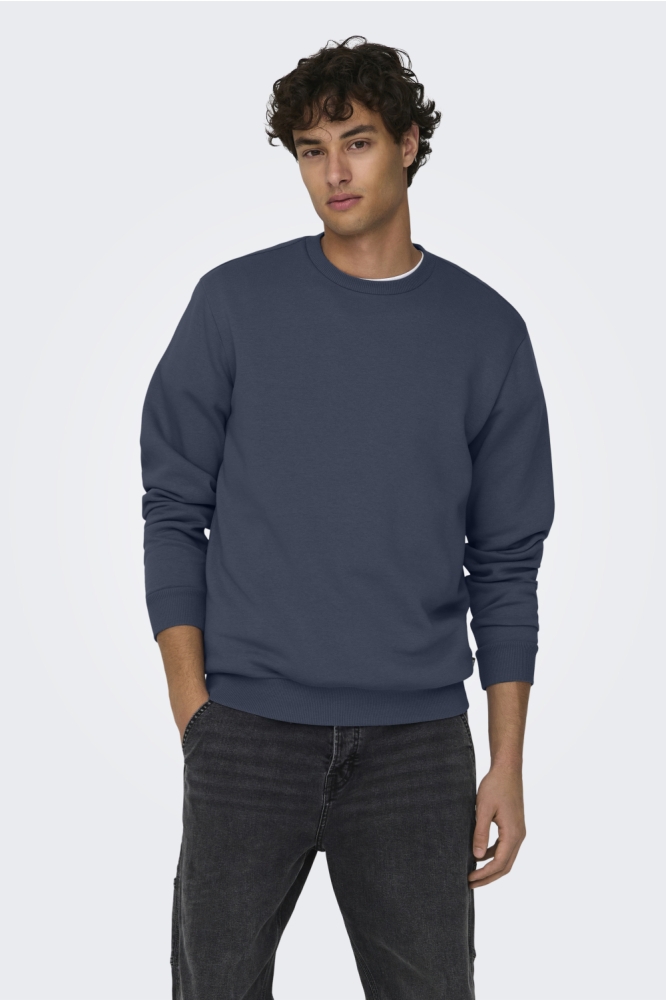 Only & Sons blauwe heren sweater | Model vooraanzicht