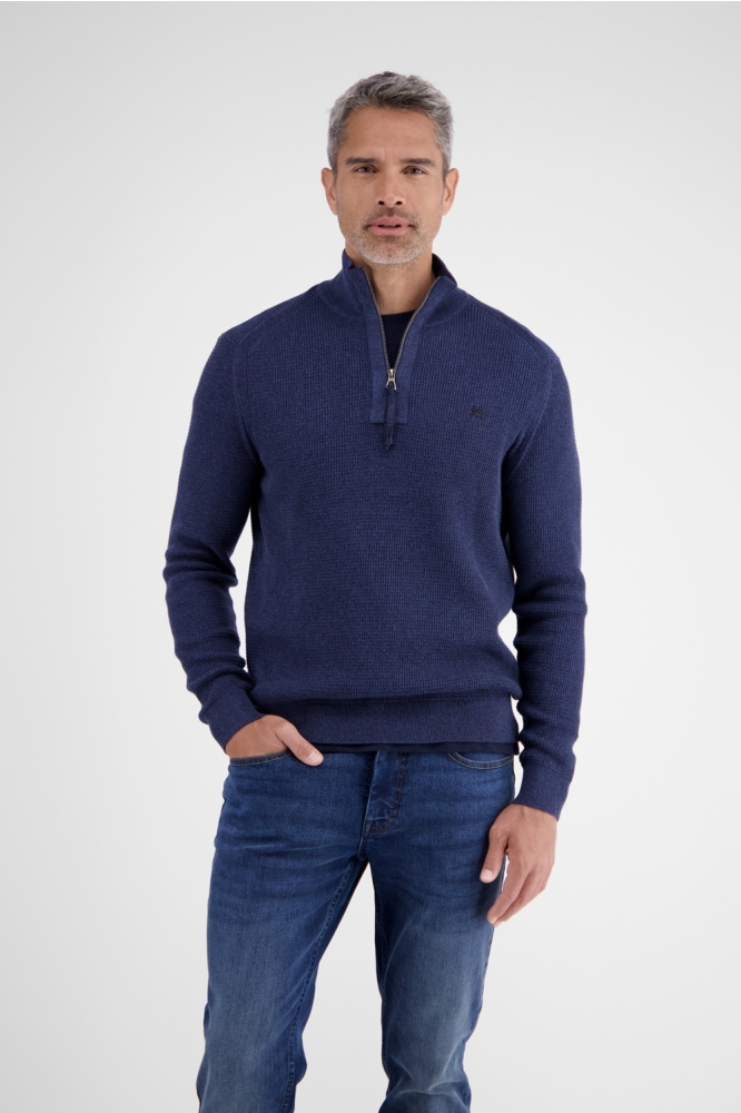 Lerros blauwe heren trui | Model vooraanzicht