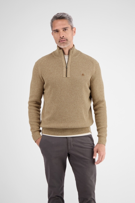 Lerros camel heren trui | Model vooraanzicht
