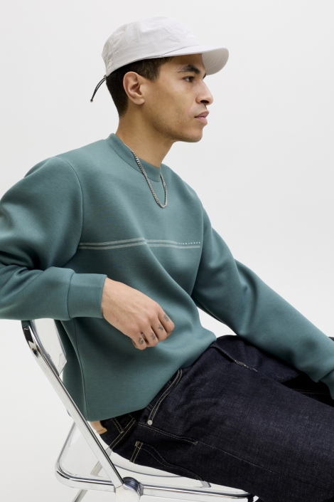 Jack & Jones groene heren sweater | Model zijaanzicht