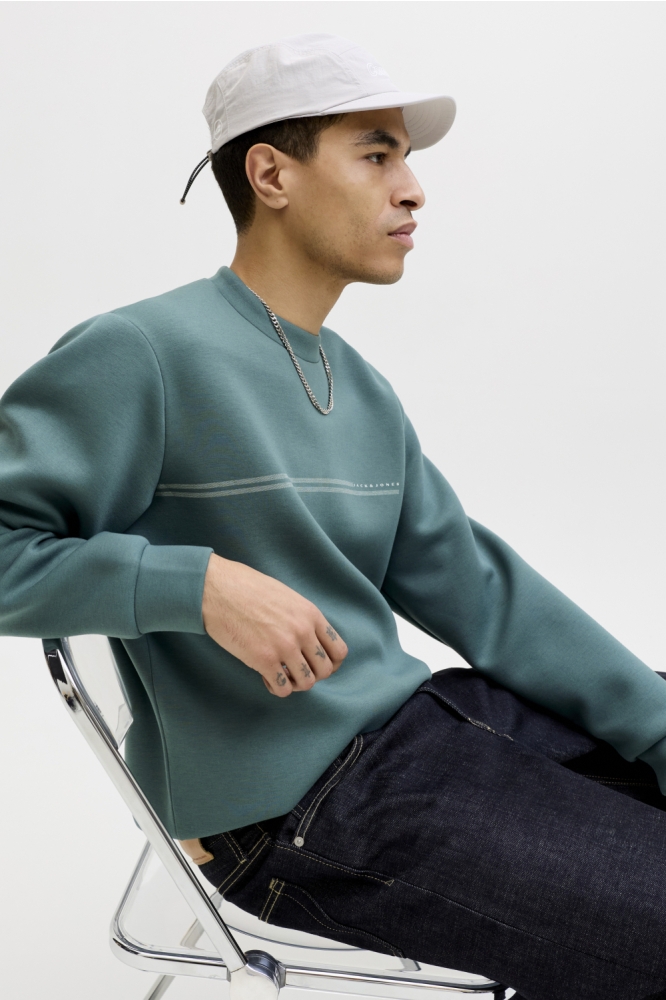 Jack & Jones groene heren sweater | Model zijaanzicht
