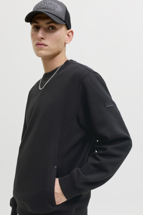 Jack & Jones zwarte heren sweater | Model zijaanzicht