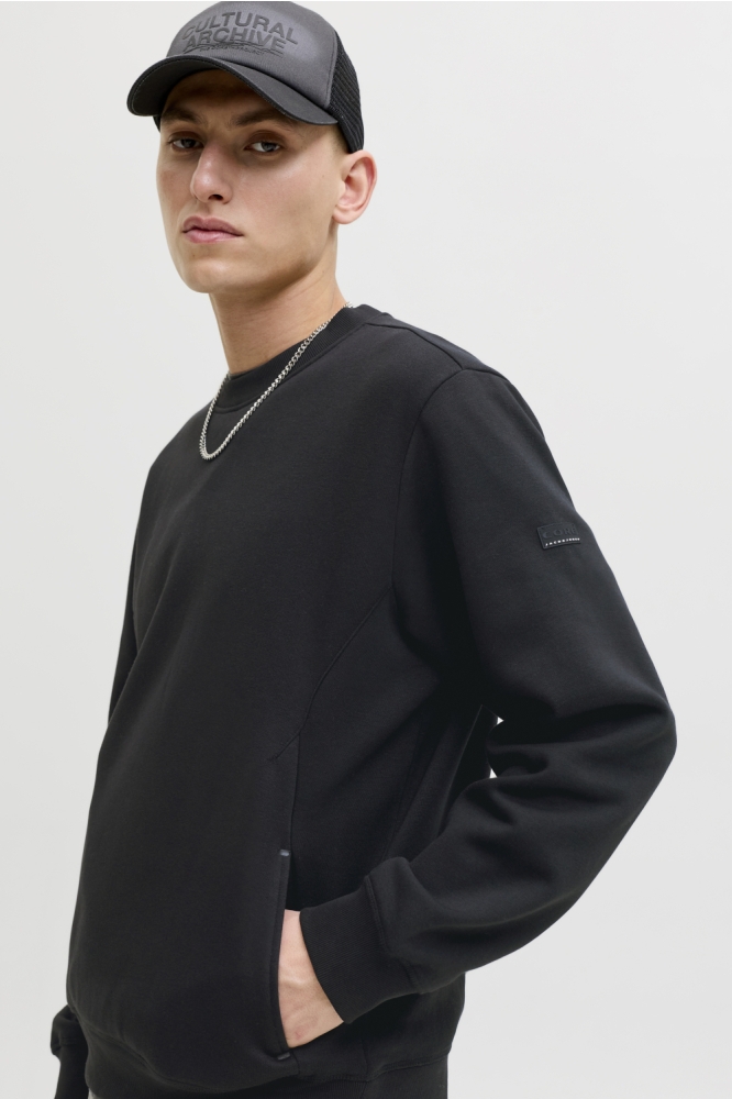 Jack & Jones zwarte heren sweater | Model zijaanzicht