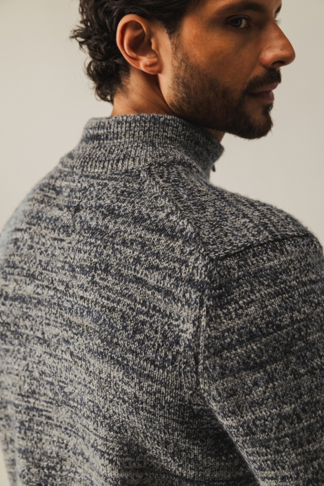 State of Art blauwe heren trui | Model zijaanzicht