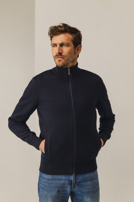 State of Art blauwe heren vest | Model vooraanzicht