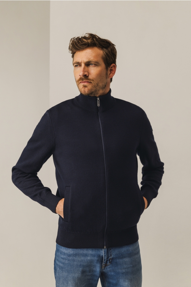 State of Art blauwe heren vest | Model vooraanzicht