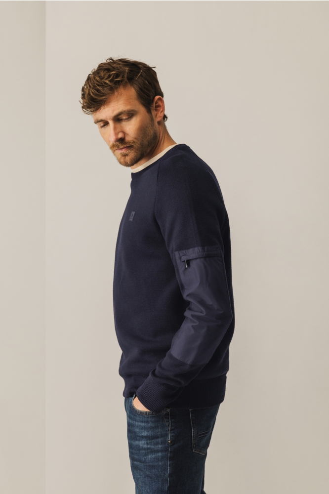 State of Art blauwe heren trui | Model zijaanzicht