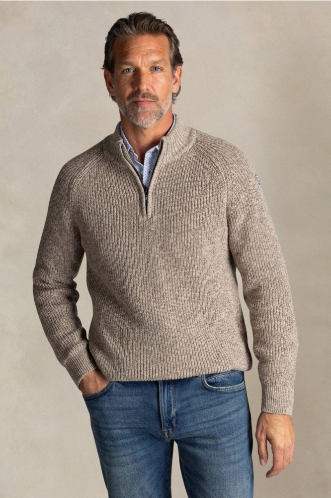 NZA beige heren trui | Model vooraanzicht