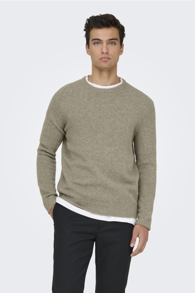 Only & Sons taupe heren trui | Model vooraanzicht